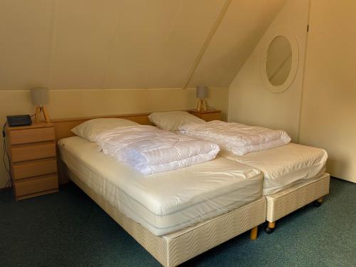 布雷斯肯斯Hello Zeeland - Vakantiehuis Stern 265的两张睡床彼此相邻,位于一个房间里