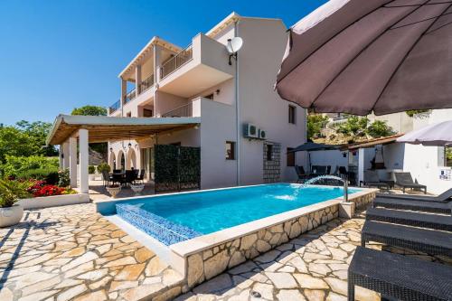 米利尼Apartments Villa Made 4U的一座带游泳池和房子的别墅