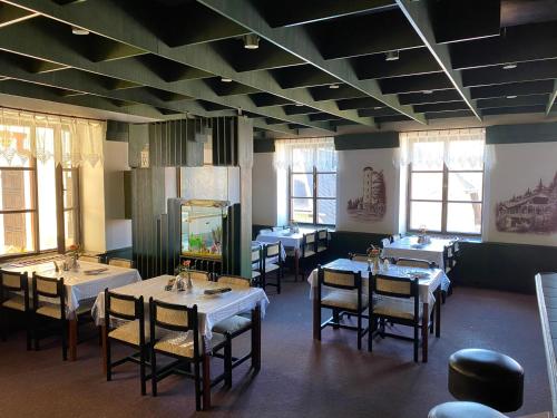 亚沃尔尼克Hotel Pod Zámkem的用餐室设有桌椅和窗户。