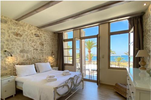 罗希姆诺麦斯特拉住宿酒店的一间卧室设有一张床,享有海景