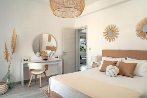 卡特瑞杜斯Villa Makrilis的一间卧室配有一张床、镜子和椅子