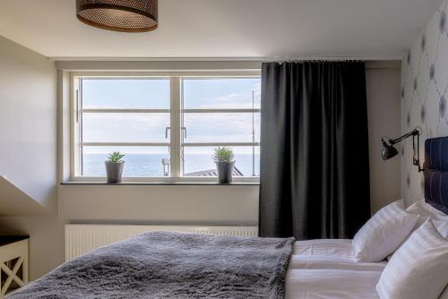 AbbekåsBongska Huset的一间卧室设有一张床和一个大窗户