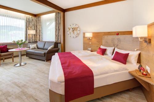 拜尔斯布龙Gästehaus Gaiser的酒店客房设有一张大床和一间客厅。