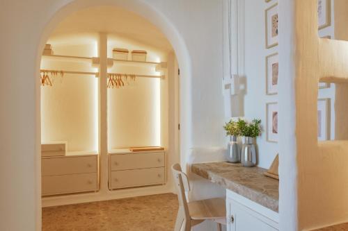 法萨诺马塞里亚博尔戈里特拉酒店的厨房设有拱门和带橱柜的柜台。