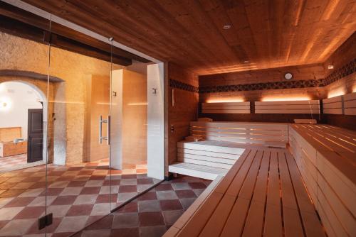 圣洛伦佐-迪塞巴托Castel Maurn的一间室内带长凳的桑拿浴室