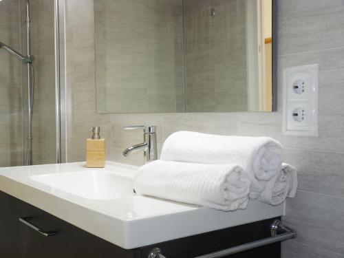 马尔格莱特德玛Apartamento Dayok Costa Barcelona的浴室设有水槽和毛巾