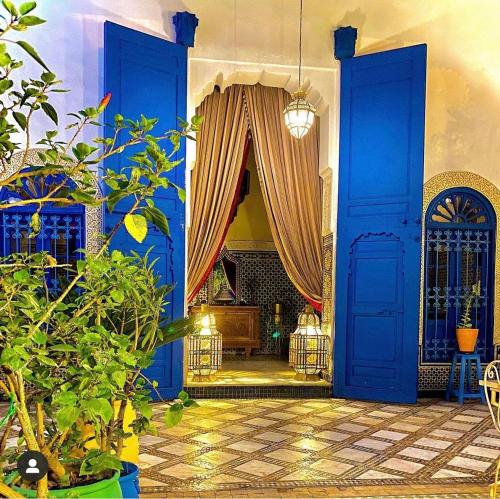 非斯让克洛德摩洛哥传统庭院住宅的大房间设有蓝色门和沙发