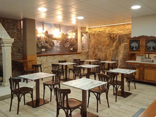 VillastoseO Cabanel Albergue-Bar的一间在房间内配有桌椅的餐厅