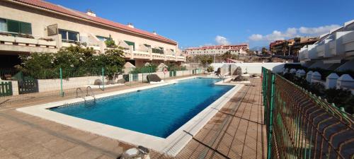 厄尔梅达诺Balancon Playa Cabezo的一座建筑物中央的游泳池