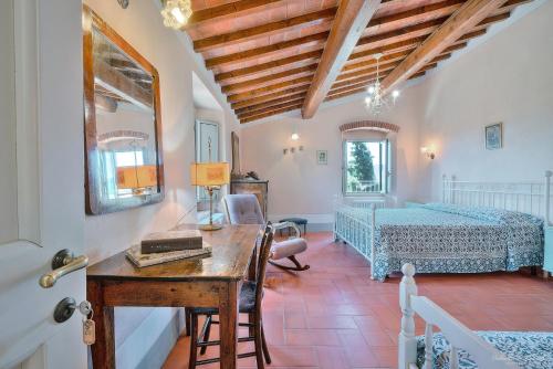 巴贝里诺·迪·穆杰罗科尔扎诺农家乐的一间卧室配有书桌、一张床和一张桌子