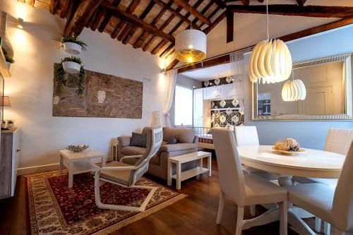 奥斯蒂亚·安提卡La Casa nel Castello的用餐室以及带桌椅的起居室。
