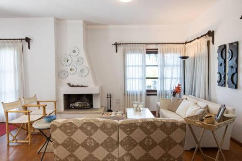 霍里顿Aegean's Whispery Seafront Villa的客厅配有沙发和桌子