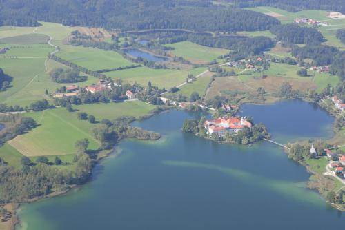 西奥-西布鲁克霍斯鲁菲奴斯姆克劳斯特西恩酒店的享有湖泊的空中景致,拥有房屋和树木