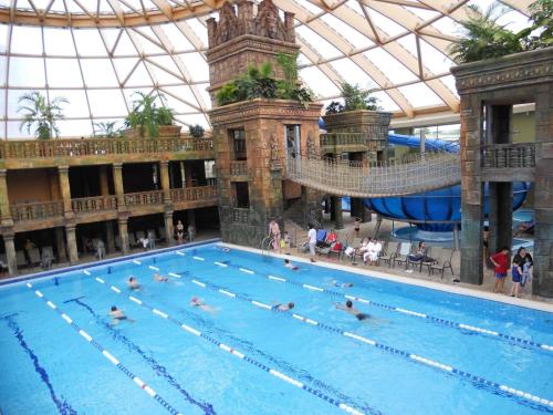 阿缇里亚酒店内部或周边的泳池