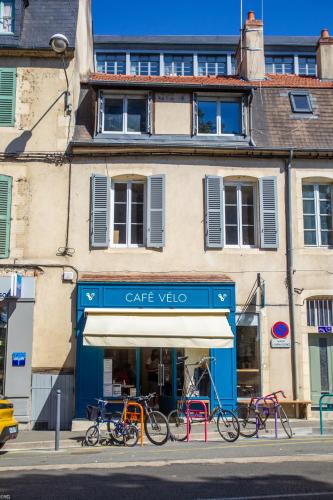 讷韦尔Cafe Velo Nevers的停在大楼前的一群自行车