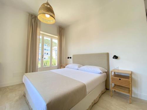 圣费利切-奇尔切奥Maison Sciscì Rooms的一间卧室设有一张大床和一个窗户。