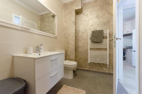 特尔古穆列什Bliss Apartment的浴室配有白色水槽和卫生间。