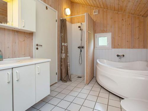 耶鲁普6 person holiday home in Jerup的带浴缸、卫生间和盥洗盆的浴室