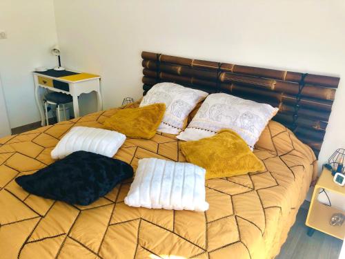 GuéreinsLa Croisée Chambre d hôte avec sanitaires partagés的床上铺有白色枕头的床