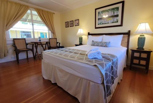 哈威Kohala Village INN的一间带大床的卧室和一间餐厅
