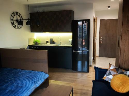 比亚韦斯托克Apartament Centrum Bocian的一间厨房和一间带冰箱的客厅。