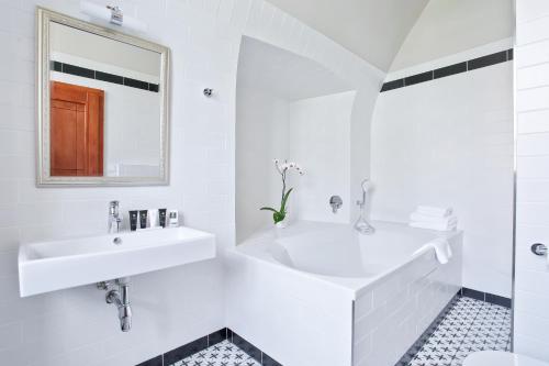 波杰布拉迪Zámecký penzion的白色的浴室设有水槽和镜子