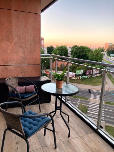 比亚韦斯托克Apartament Centrum Bocian的设有一个配有桌椅并享有美景的阳台。