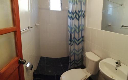 阿雷基帕La Casa de Leonardo YANAHUARA的浴室配有卫生间、淋浴和盥洗盆。