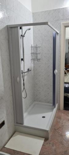 布林迪西Jajo的浴室里设有玻璃门淋浴
