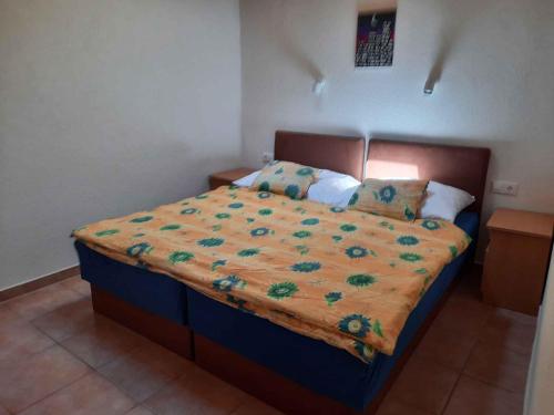鲍洛通维拉戈什Apartment Balatonvilagos/Balaton 30360的一间卧室配有一张黄色毯子床