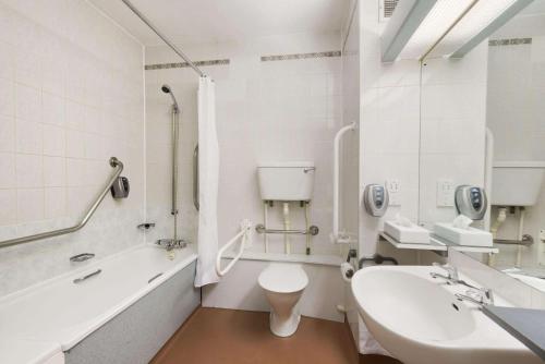 汉密尔顿汉密尔顿戴斯酒店的浴室配有盥洗盆、卫生间和浴缸。