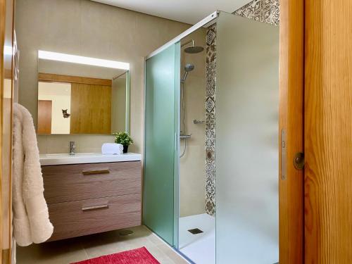 阿尔库什迪瓦尔德维什Casa do Pomar - Eido do Pomar的一间带玻璃淋浴和水槽的浴室