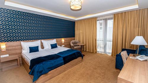 帕波Hotel Villa Classica的酒店客房配有一张床和电话