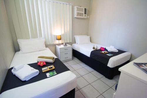 达尔文Darwin Resort的酒店客房 - 带两张床和一张带毛巾的桌子