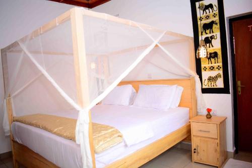 鲁亨盖里Volcano View的一间卧室配有一张带天蓬的白色床