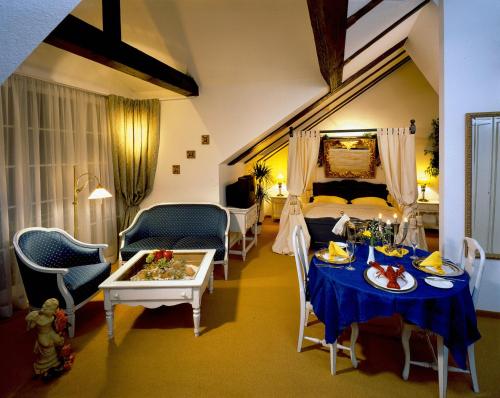 布科伽斯特豪斯涛博尔穆勒酒店的一间房间,配有一张床和一张桌子,上面有食物