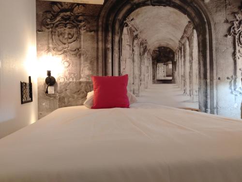 阿尔勒Urban Style Arl HOTEL的一张白色的大床,上面有红色枕头