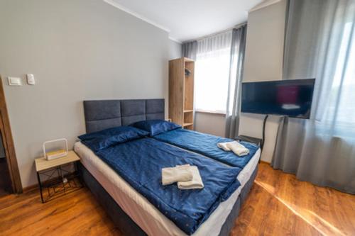 米科瓦伊基Pensjonat w Mikołajkach的一间卧室配有一张床,上面有两条毛巾