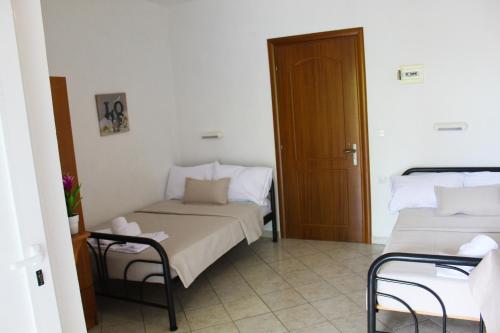乐托卡亚VILLA BORA的一间设有两张床的房间,其中有一扇门