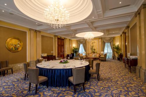 上海上海汾阳花园酒店的大型宴会厅配有桌椅