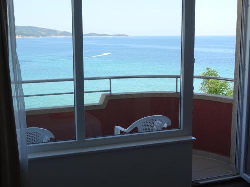 普里莫尔斯科Dobrevi Guest House的客房设有窗户,享有海景。