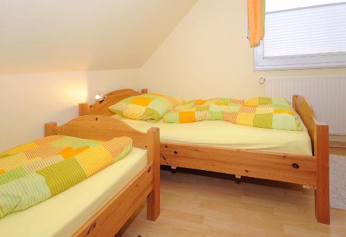 但肯Ferienhaus "Nico"的配有两张双层床的客房
