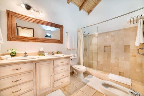 Los Lagos 19- Golf and Lake View 5-Bedroom Villa的一间浴室