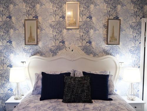 HinderwellSt Hildas Complex的卧室配有一张墙上三幅照片的床
