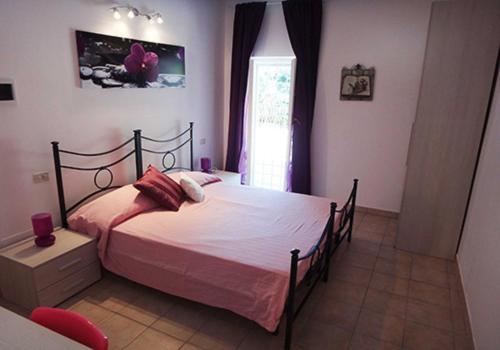 罗马德鲁西拉斯阿菲力卡米尔别墅酒店的一间卧室设有一张床和一个窗口