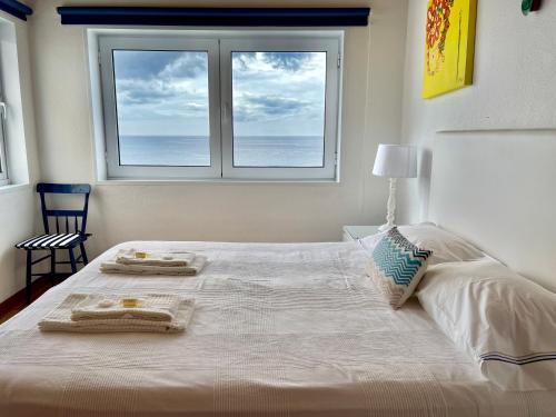 圣罗克Casa do Mar的卧室配有一张大白色床和窗户