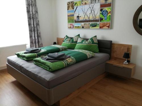 WeitersfeldWohlfühlhof Bachzelt的一张带绿色枕头的床