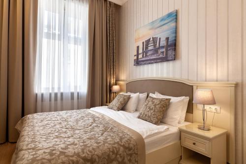利沃夫Royal mini-apart hotel on Rynok Square的一间卧室设有一张大床和一个窗户。