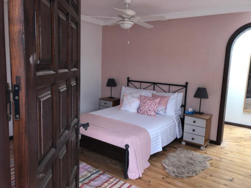 Beautiful 3-Bed vacation House in Macher客房内的一张或多张床位