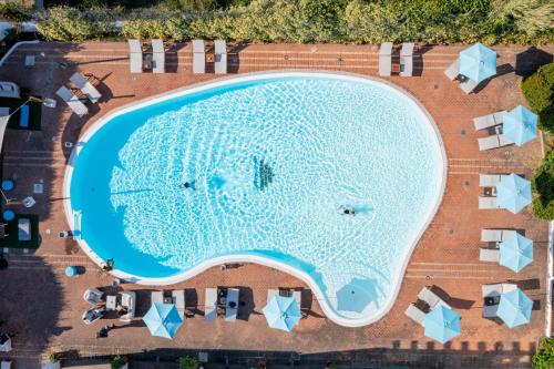 圣特雷莎加卢拉丰达娜酒店的享有度假村游泳池的顶部景致